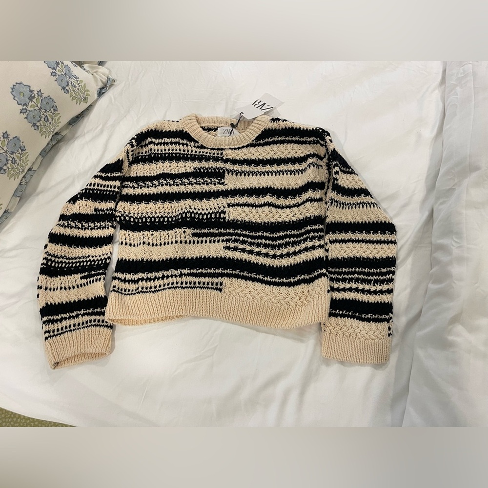 H&M Black and Cream Striped Cropped Girl’s Sweater Size 11-12